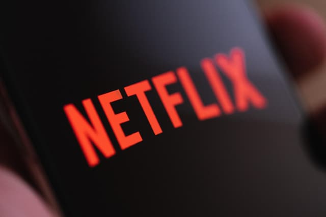 Netflix's "Devouring" of Warner: A $59 Billion Loan, a High-Stakes "IP Alchemy" Gamble by the Streaming King