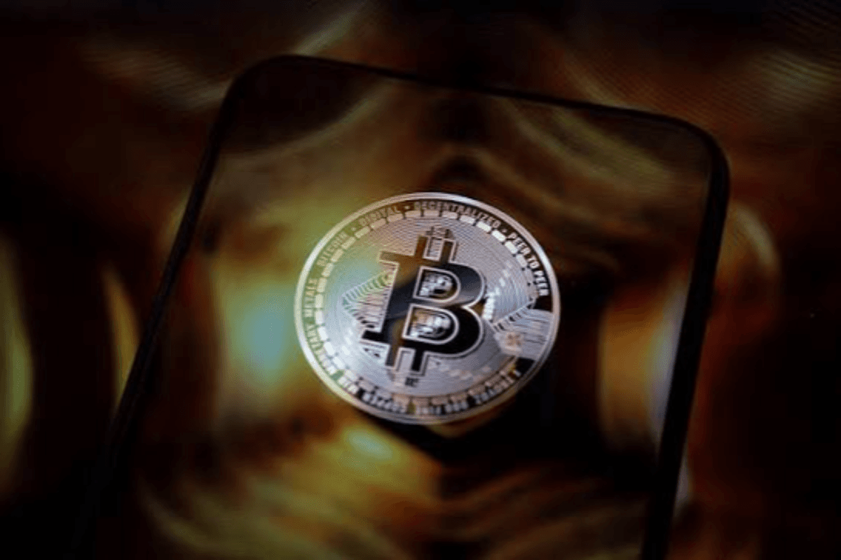 Bitcoin điều chỉnh, altcoin đồng loạt lao dốc
