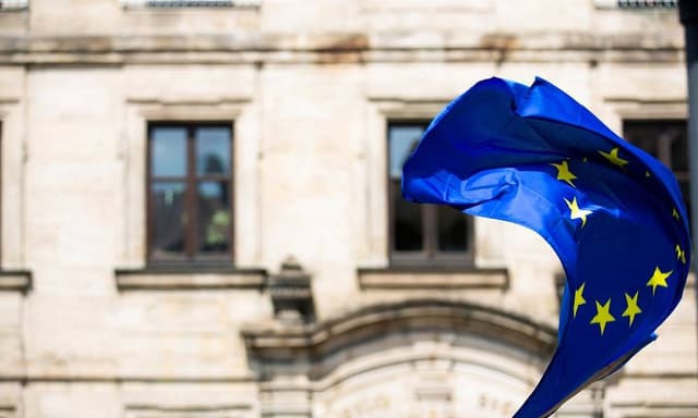 The European Commission formally proposes a regulatory framework for encrypted assets and stablecoins, suggesting the implementation of a "customized" mechanism