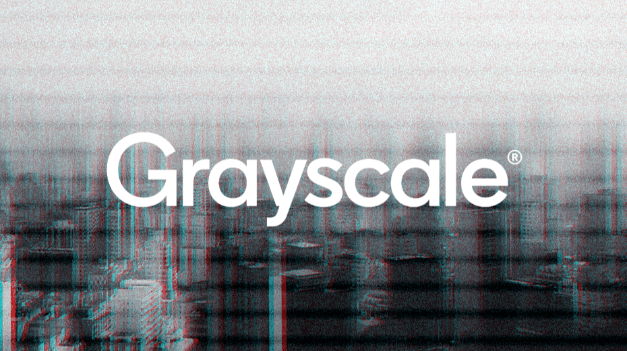 What is the rate of return of the 7 small coins invested by Grayscale, and how do large institutions arbitrage?