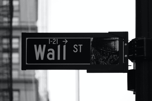 What is cryptocurrency and what are the investment risks?