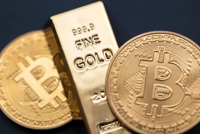 Arthur Hayes深度解構:2025年比特幣為何跑輸黃金與納指?
